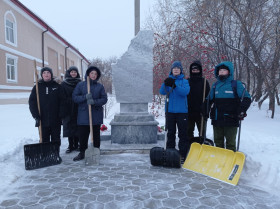 Акция по очистке от снега памятника и территории около него в День неизвестного солдата.